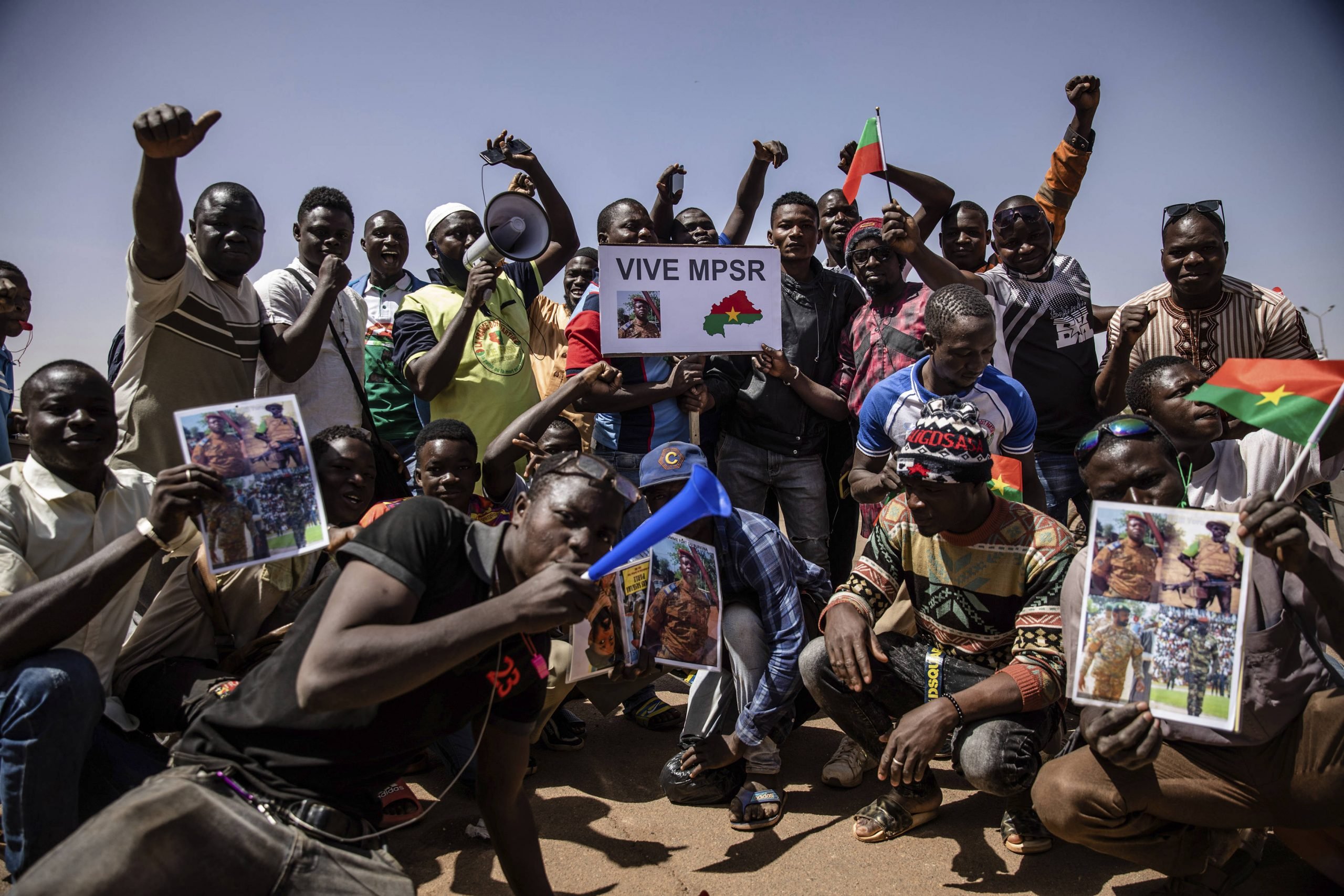 Des manifestants pro-junte, le 25 janvier à Ouagadougou. ©Sophie Garcia/AP/SIPA